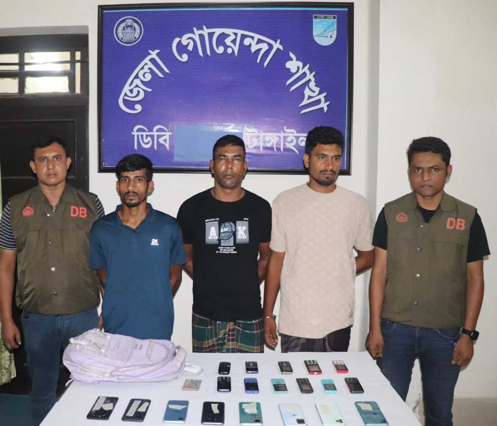 চলন্ত বাসে ডাকাতি: গ্রেপ্তার ৩, টাকা-স্বর্ণালংকার উদ্ধার