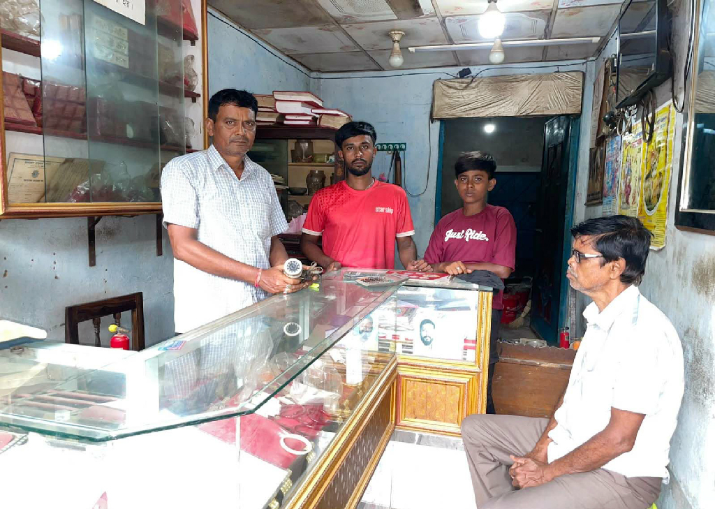 নৈশপ্রহরী ও ব্যবসায়ীদের বেঁধে ৫ ব্যবসাপ্রতিষ্ঠানে ডাকাতি
