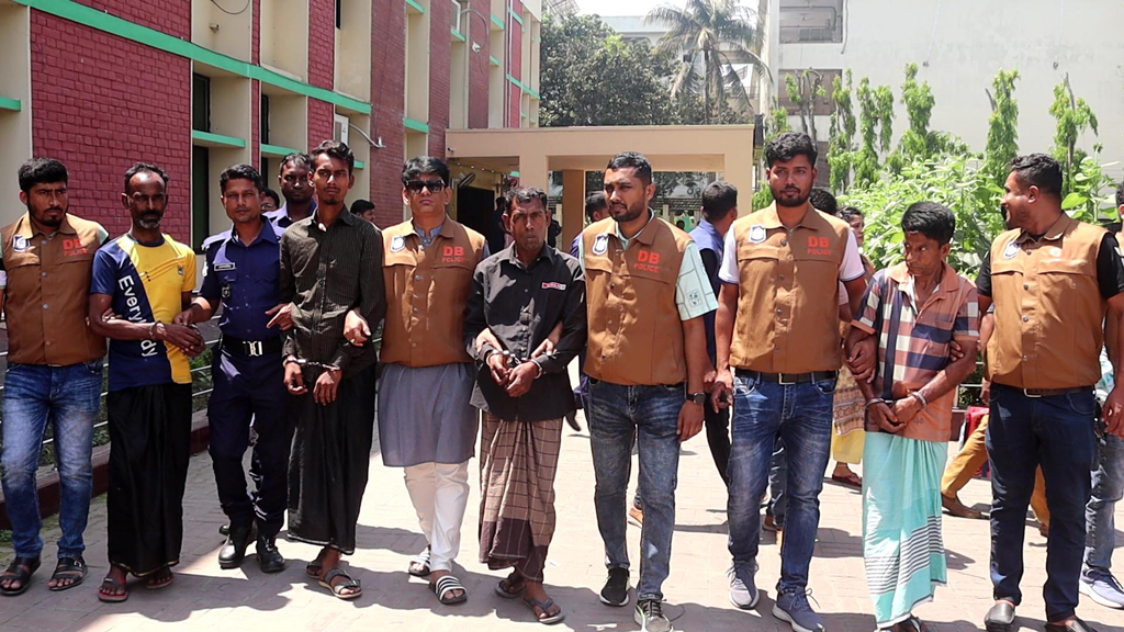 সড়কে রশি টেনে ডাকাতি, বাবা-ছেলেসহ গ্রেপ্তার ৪