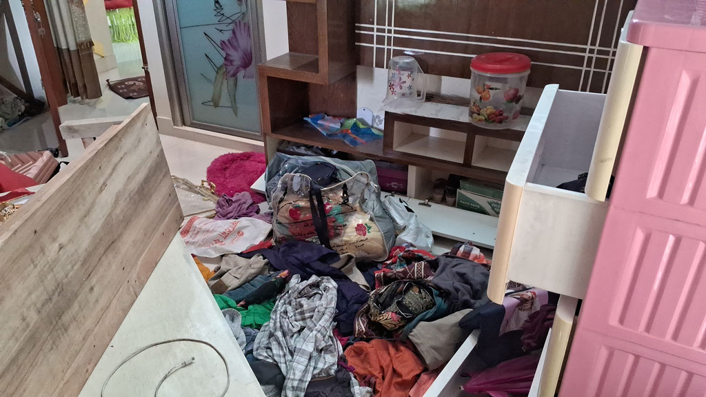 টাকা-স্বর্ণালংকার লুটের পর মোবাইল ফেরত দিয়ে গেল ডাকাতেরা