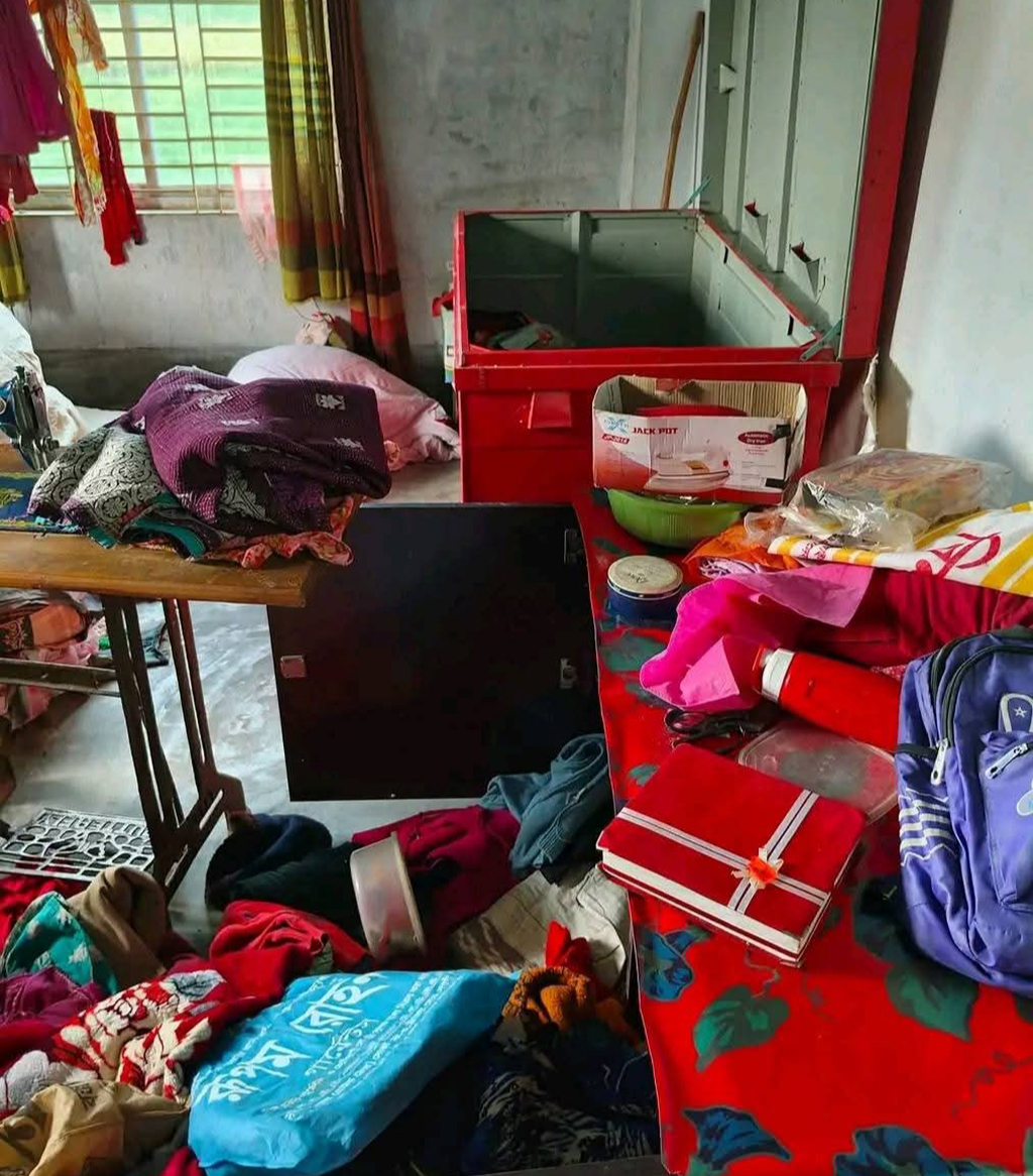 নওগাঁয় বিএনপি নেতার বাড়িতে ডাকাতি