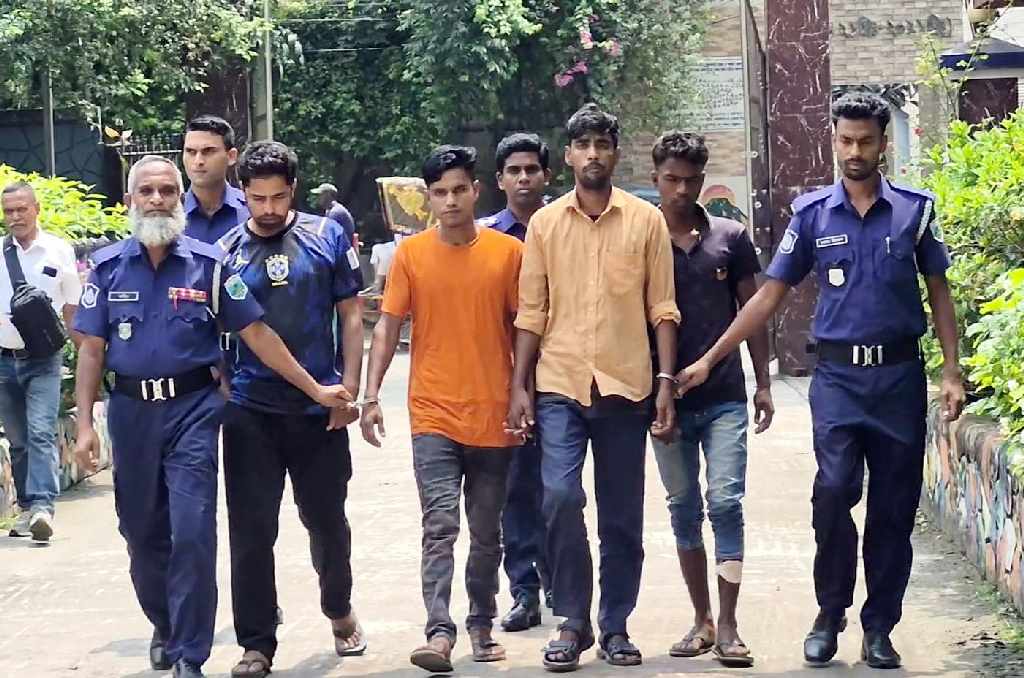 বগুড়ায় অস্ত্র-ইয়াবাসহ আন্তজেলা ডাকাত দলের ৪ সদস্য গ্রেপ্তার