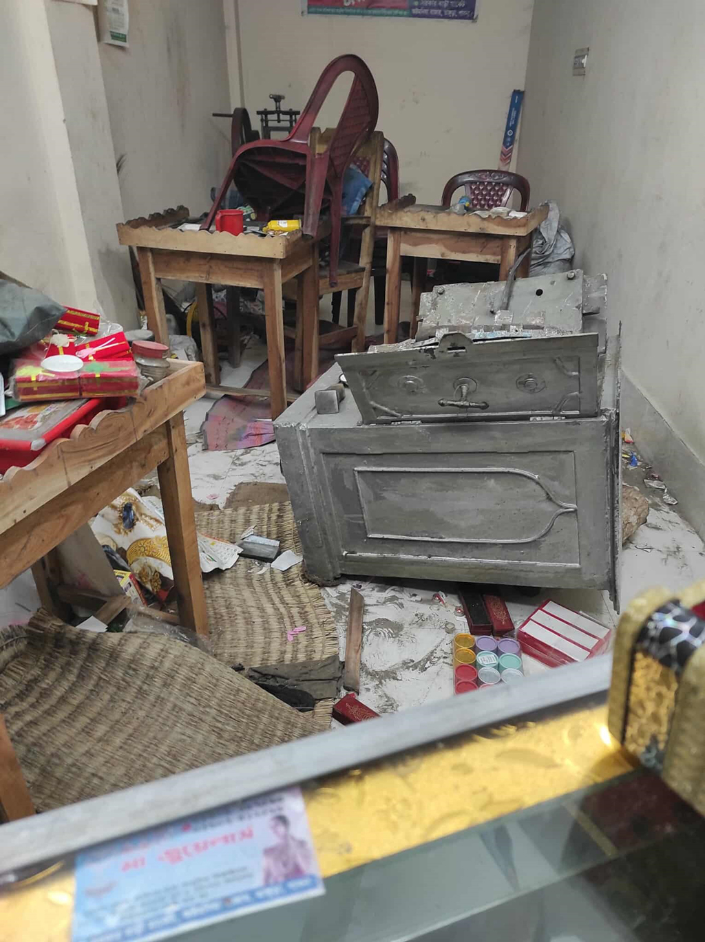 নৈশপ্রহরীদের বেঁধে ৫ জুয়েলারিতে ডাকাতি, ৫০ ভরি সোনার গয়না লুট