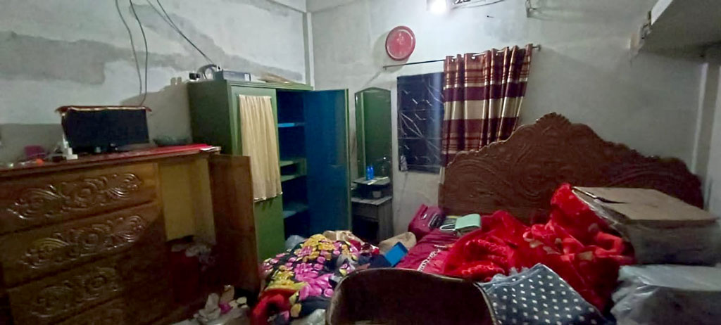 মিরসরাইয়ে গৃহবধূর গলায় ছুরি ধরে ডাকাতি, ১০ লাখ টাকার মালামাল লুট