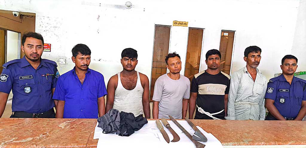 চকরিয়ায় দেশীয় অস্ত্রসহ ৫ ডাকাত গ্রেপ্তার