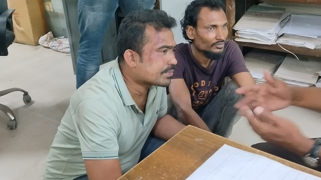 তারাবির সময় বাসায় ছিল নারীরা, টাকা-স্বর্ণালংকার নিয়ে পালাতে পারল না দুই ডাকাত