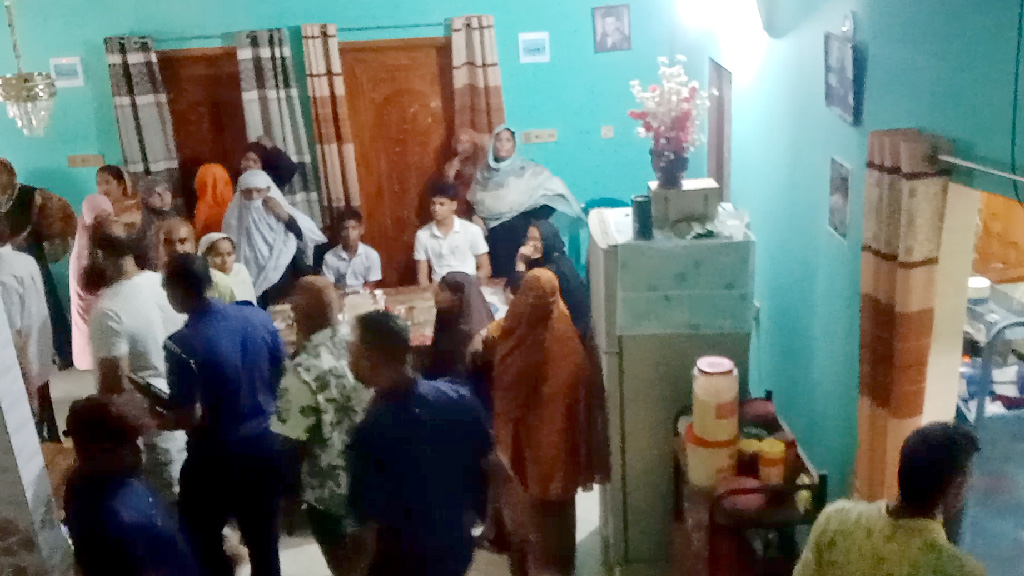 শিক্ষক দম্পতির হাত-পা বেঁধে ডাকাতি, ১৬ লাখ টাকার মালপত্র লুট