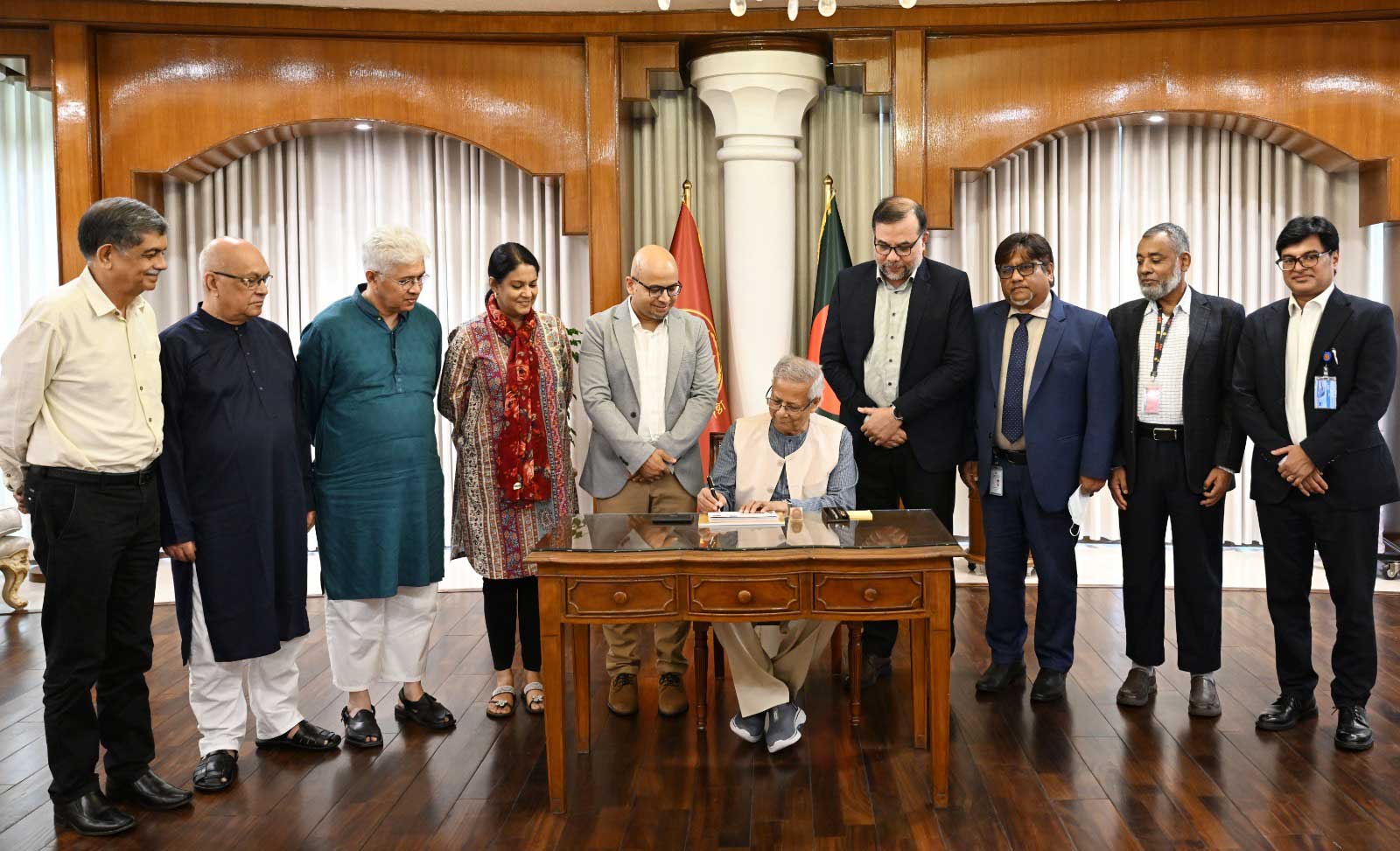 জুলাই গণ-অভ্যুত্থান দিবস উপলক্ষে স্মারক ডাকটিকিট অবমুক্ত করলেন প্রধান উপদেষ্টা