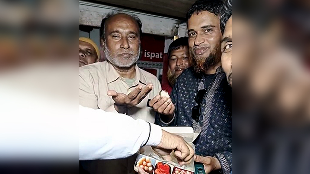 বিএনপি থেকে বহিষ্কার হয়ে মিষ্টি বিতরণ, ভিডিও ভাইরাল