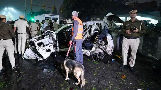 ধীরে ধীরে চলছিল গাড়িটি, ট্রাফিক সিগন্যালে থামতেই বিকট বিস্ফোরণ