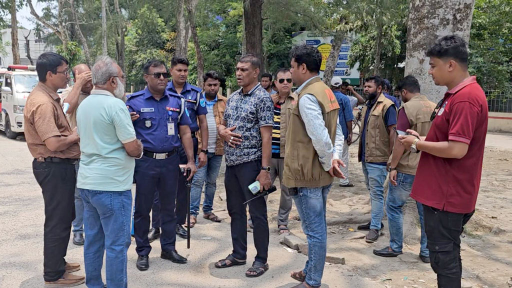 দালাল ধরতে শরীয়তপুর সদর হাসপাতালে পুলিশের অভিযান