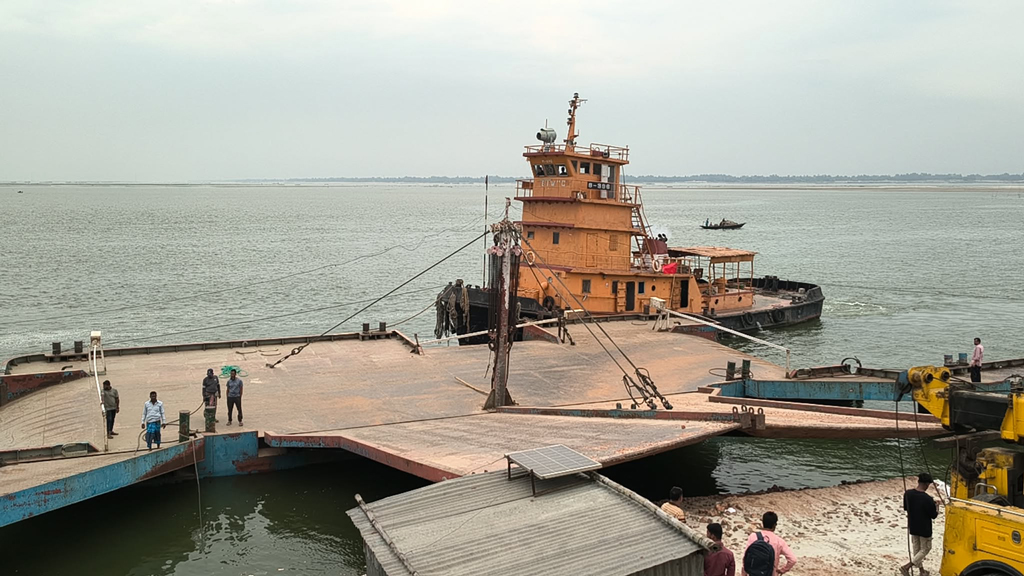 দৌলতদিয়ায় বাসডুবি: চলছে ৪র্থ দিনের উদ্ধার অভিযান, সরানো হচ্ছে পন্টুন