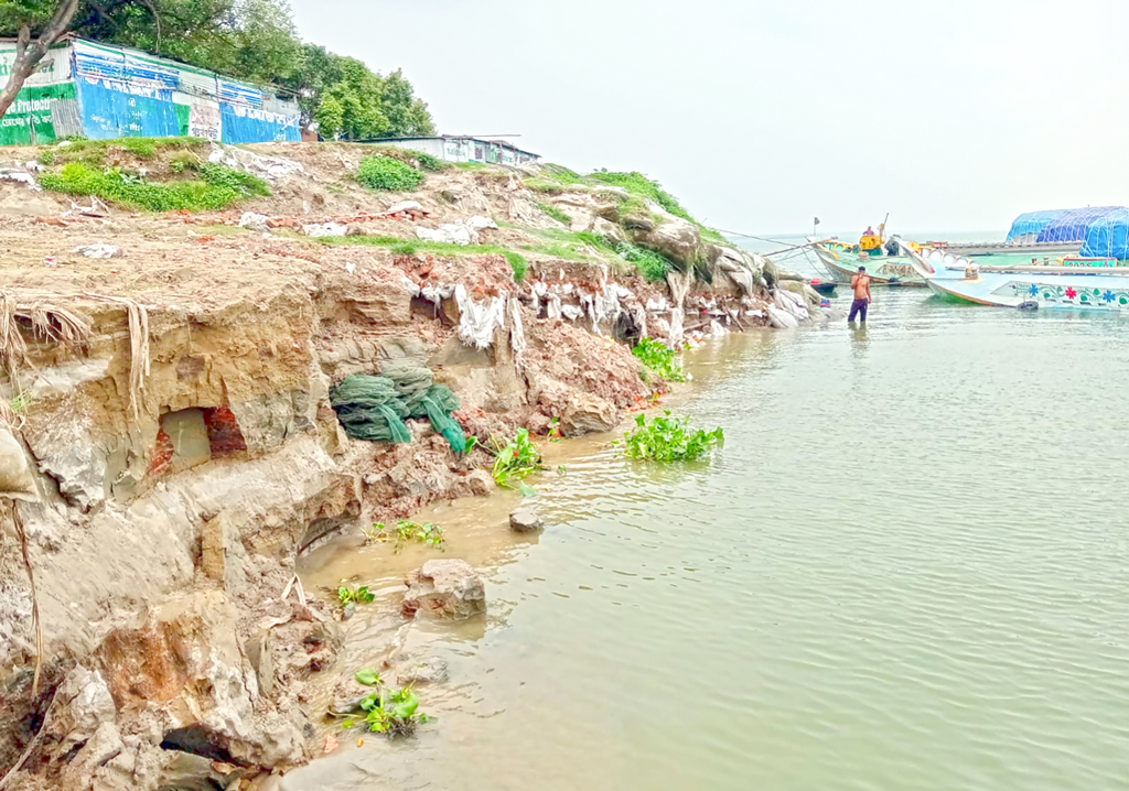 দৌলতদিয়ার পদ্মার তীর: ভাঙনের ঝুঁকিতে ফেরিঘাট