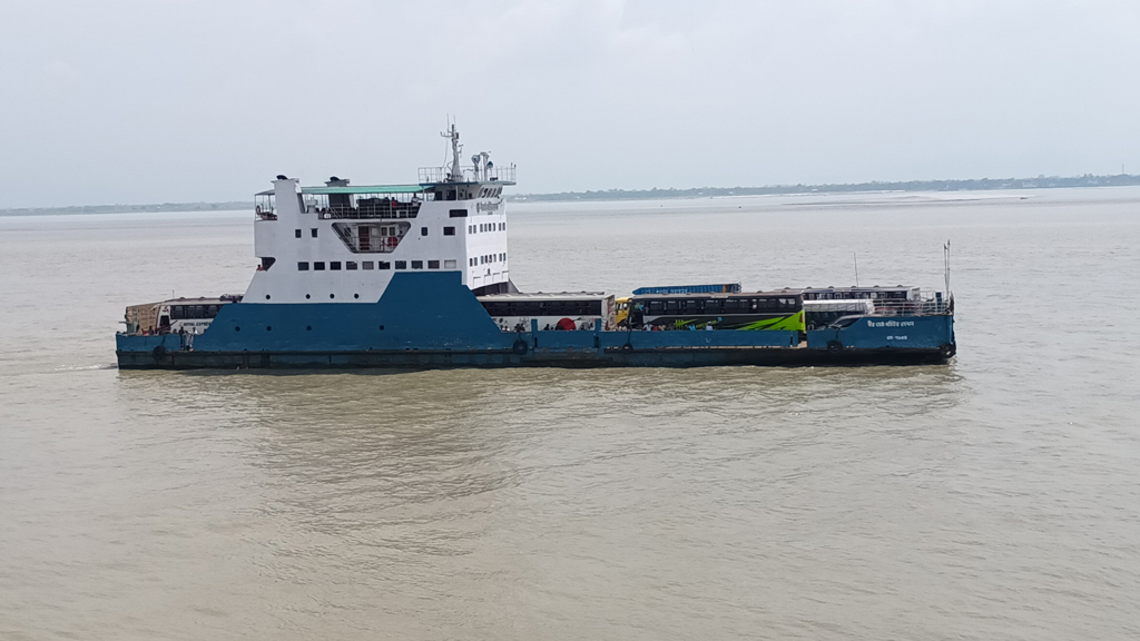 বৈরী আবহাওয়ায় দৌলতদিয়া-পাটুরিয়া রুটে ফেরি চলাচল বন্ধ