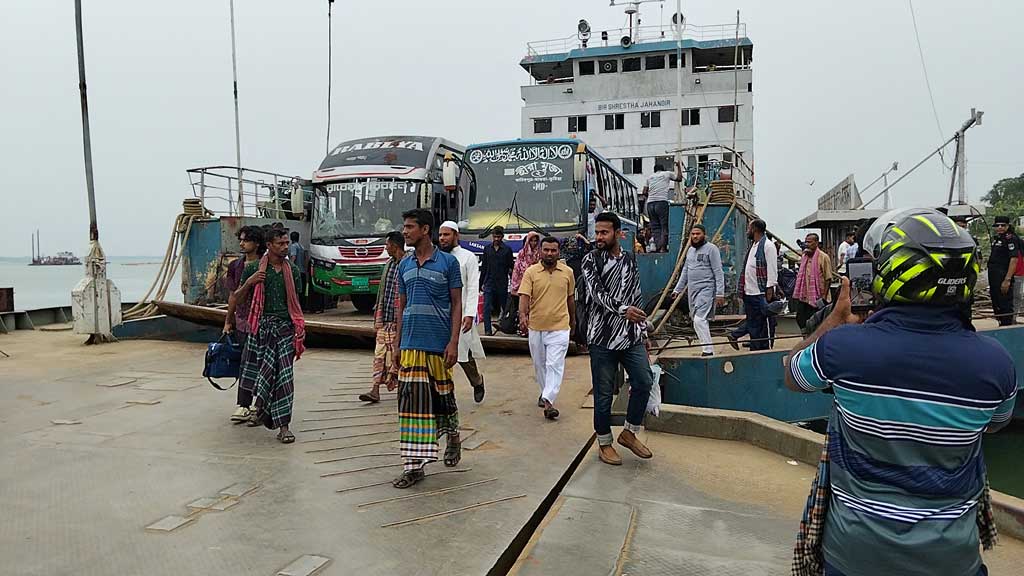 দৌলতদিয়ায় ৬ ঘণ্টা পর ফের যানবাহন পারাপার শুরু