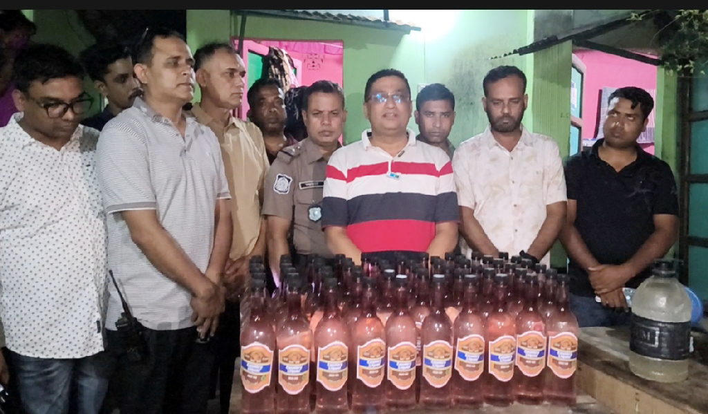 দৌলতদিয়া যৌনপল্লিতে ৬০ বোতল মদসহ নারী আটক
