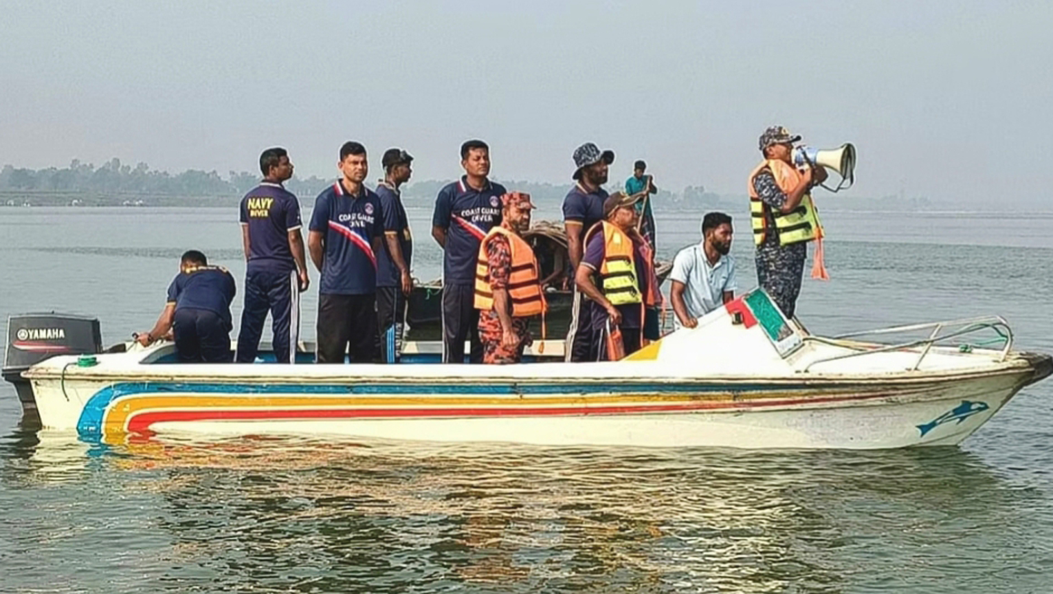 দৌলতদিয়ায় বাসডুবি: তৃতীয় দিনের মতো উদ্ধার অভিযান চলছে