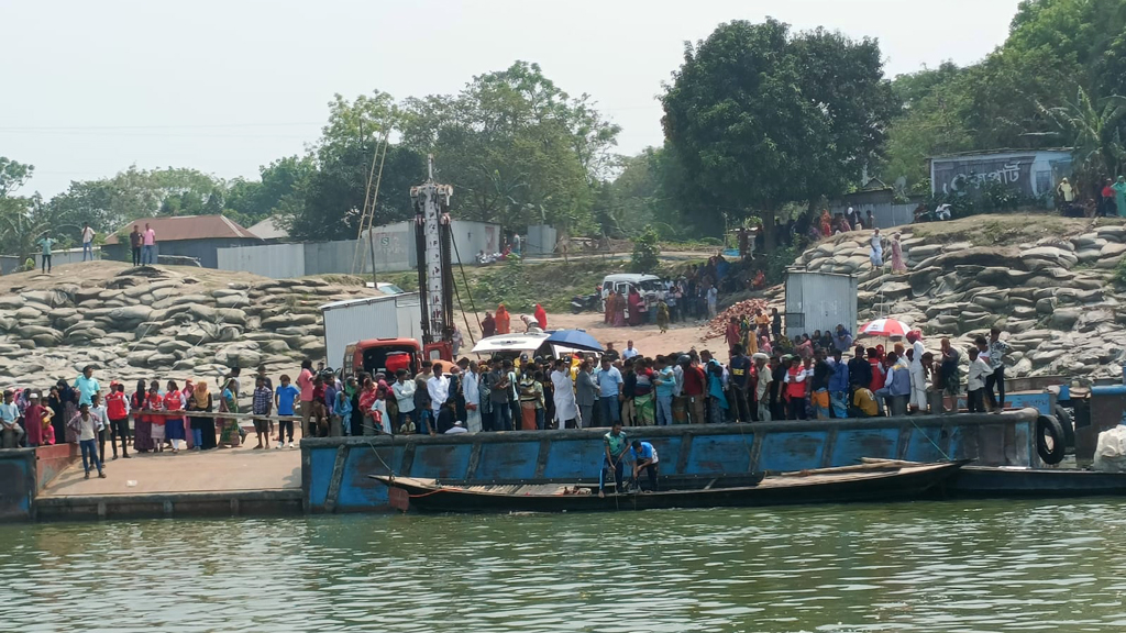দৌলতদিয়ায় বাসডুবি: ৩০ ফুট পানির নিচ থেকে আরেক লাশ উদ্ধার, নিহত বেড়ে ২৬