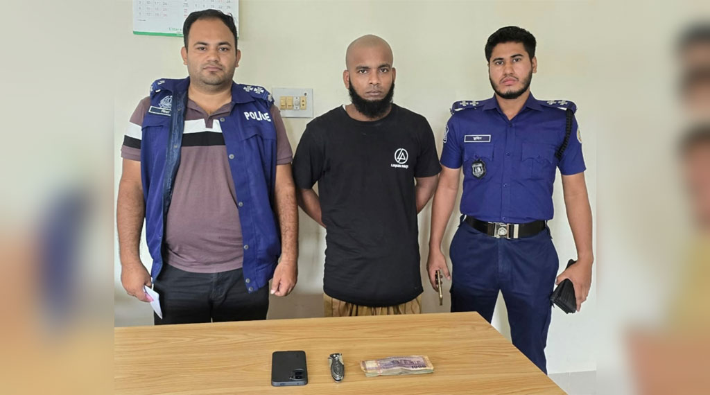 দৌলতখানে অস্ত্র ও মাদক বিক্রির টাকাসহ যুবক আটক
