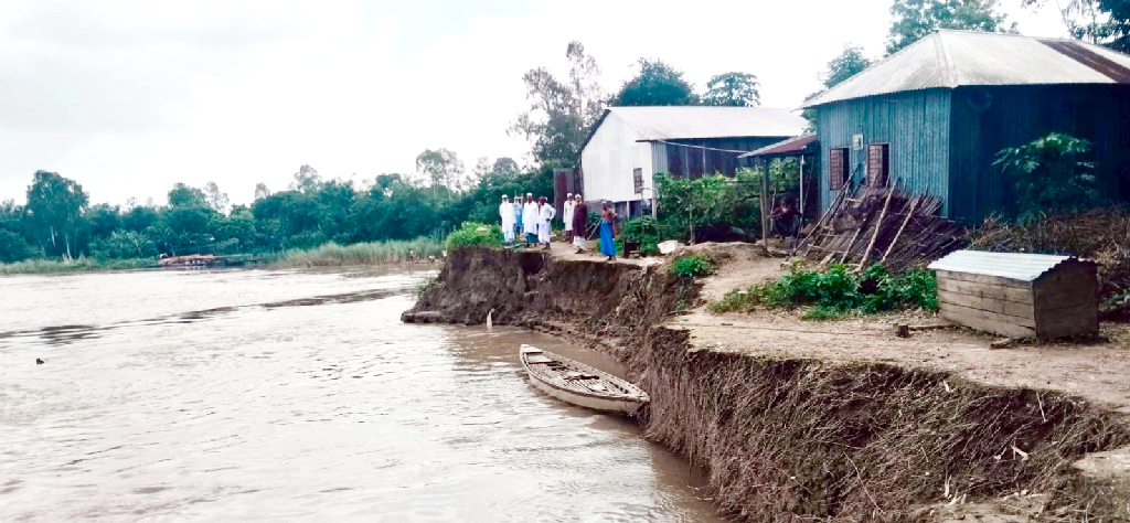দৌলতপুরে থামছে না যমুনার ভাঙন, কমছে না কান্না
