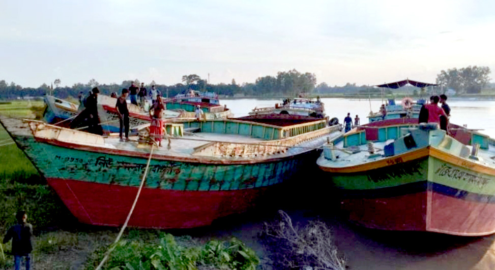 দৌলতপুরে অবৈধ ৬ বালুবাহী বাল্কহেড জব্দ ও জরিমানা