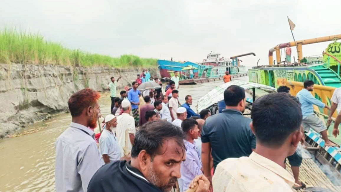 যমুনা নদীতে অবৈধ বালু উত্তোলন, ধাওয়া দিয়ে বোলগেট জব্দ করল এলাকাবাসী