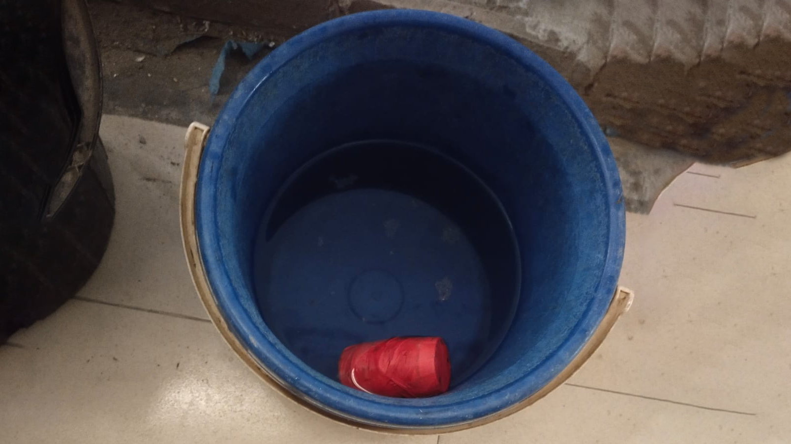 দৌলতপুরে রাস্তার পাশ থেকে তাজা ককটেল উদ্ধার