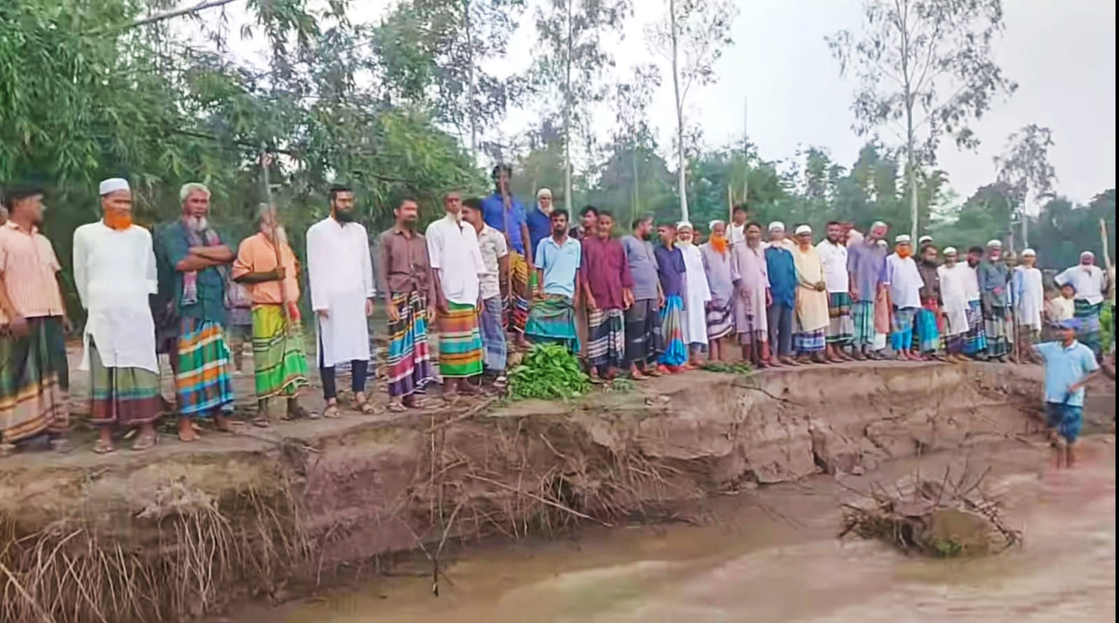 যমুনায় অবৈধভাবে বালু উত্তোলনের প্রতিবাদ এলাকাবাসীর