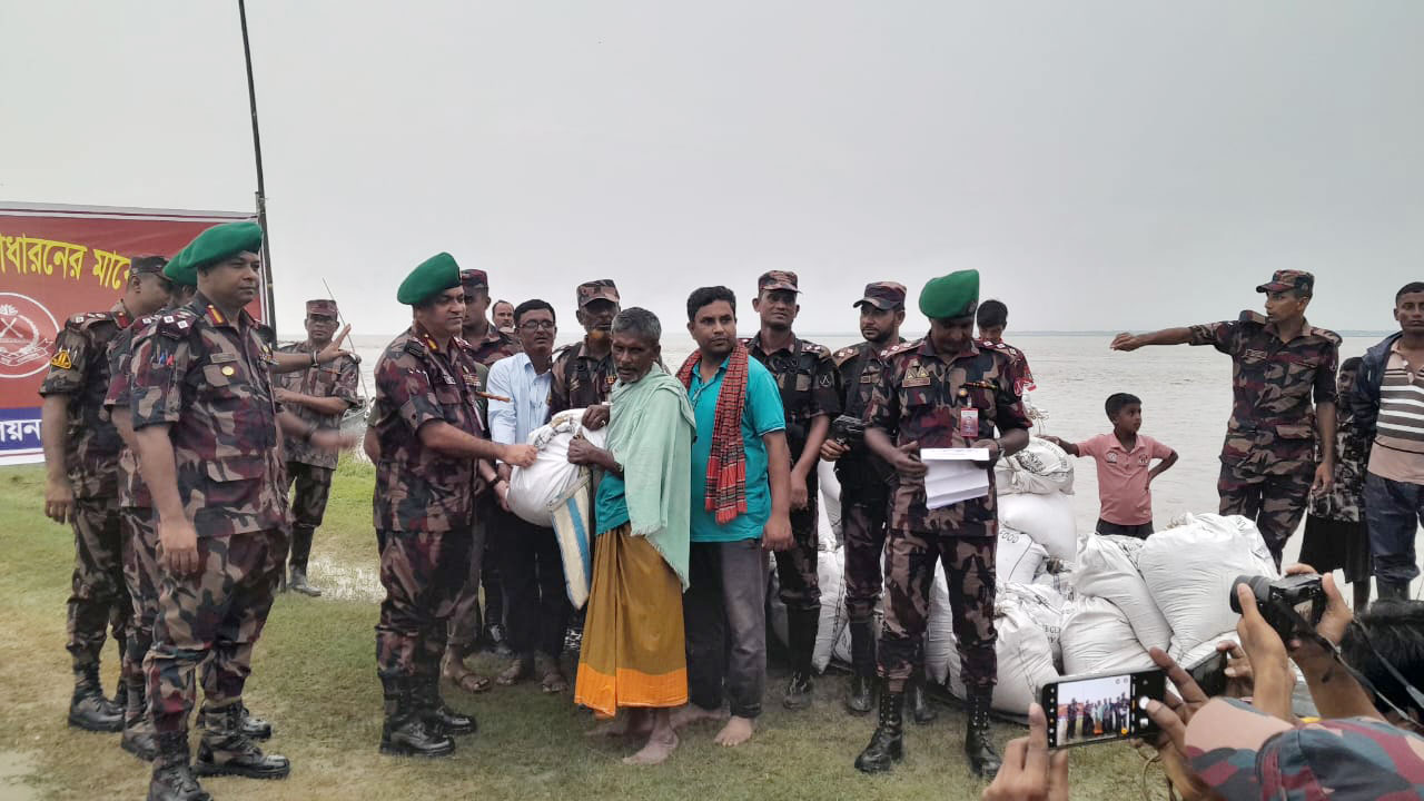 পদ্মার ভাঙনে ক্ষতিগ্রস্ত পরিবারের মধ্যে বিজিবির ত্রাণ বিতরণ