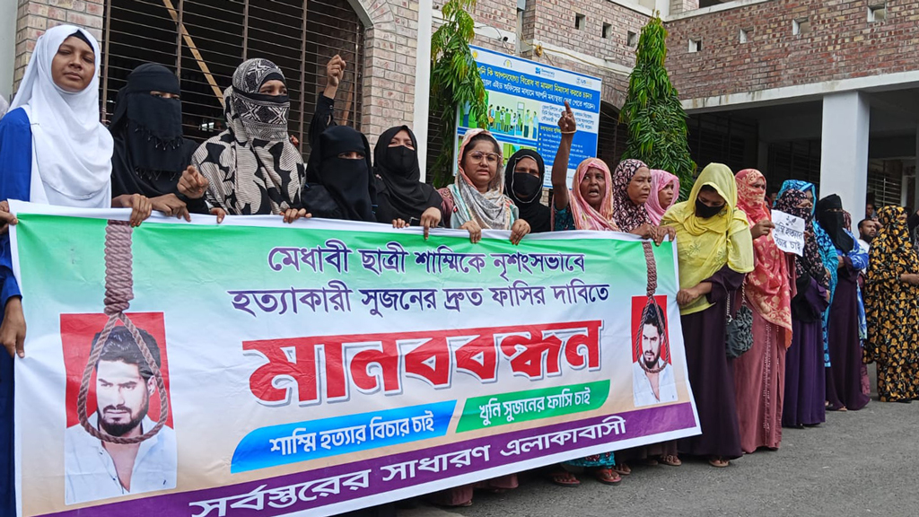 যশোর আদালতে হত্যা মামলার আসামির ওপর ডিম নিক্ষেপ, ফাঁসির দাবিতে বিক্ষোভ