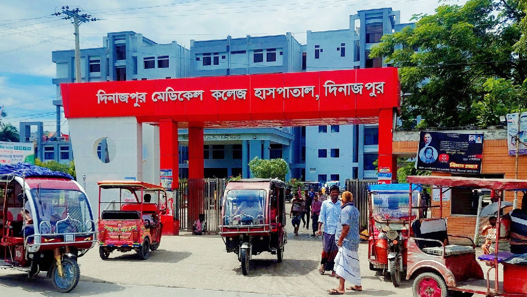 রোগীর মৃত্যু নিয়ে হাতাহাতি, দিনাজপুর মেডিকেলে ইন্টার্ন চিকিৎসকদের কর্মবিরতি