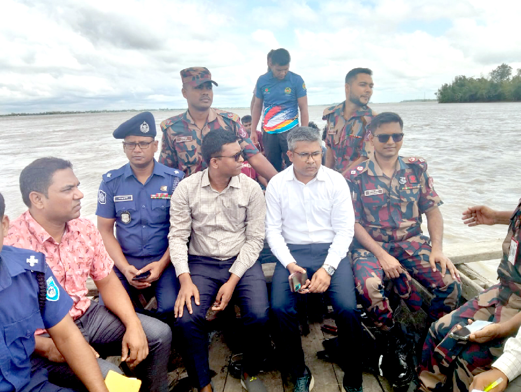 তিস্তায় অবৈধভাবে পাথর উত্তোলন, টাস্কফোর্সের অভিযানে ১৬ নৌকা ও ৪ খননযন্ত্র ধ্বংস