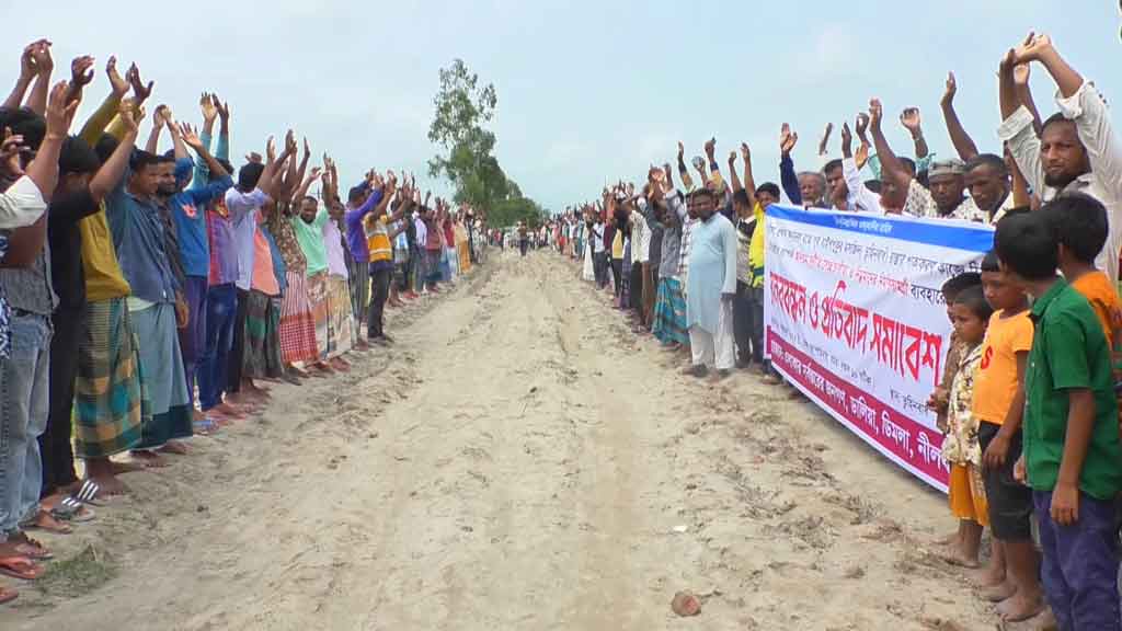 সড়ক পাকাকরণ কাজে অনিয়মের প্রতিবাদে মানববন্ধন