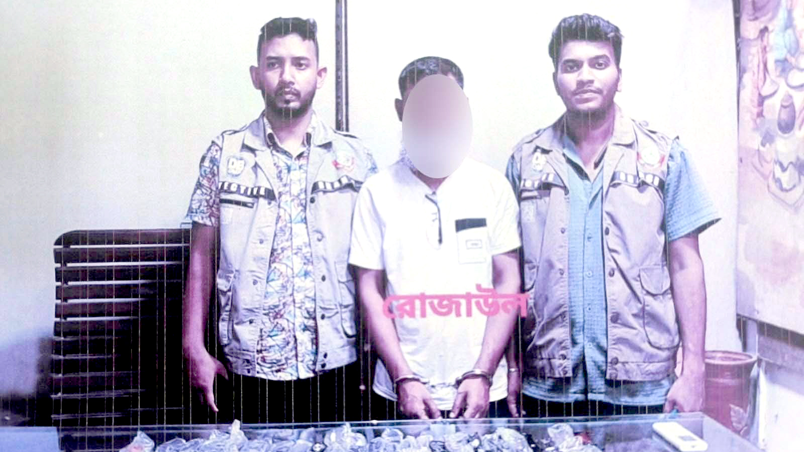রাজধানীতে ডিবির অভিযানে ১০৫টি সুইচ গিয়ার চাকুসহ একজন গ্রেপ্তার