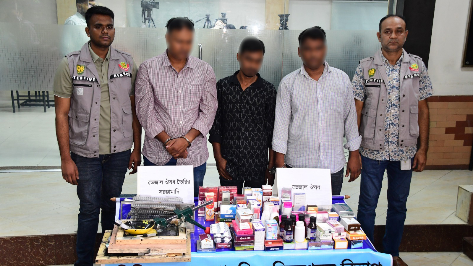 ভেজাল ওষুধ ও তৈরির সরঞ্জামসহ তিনজন গ্রেপ্তার