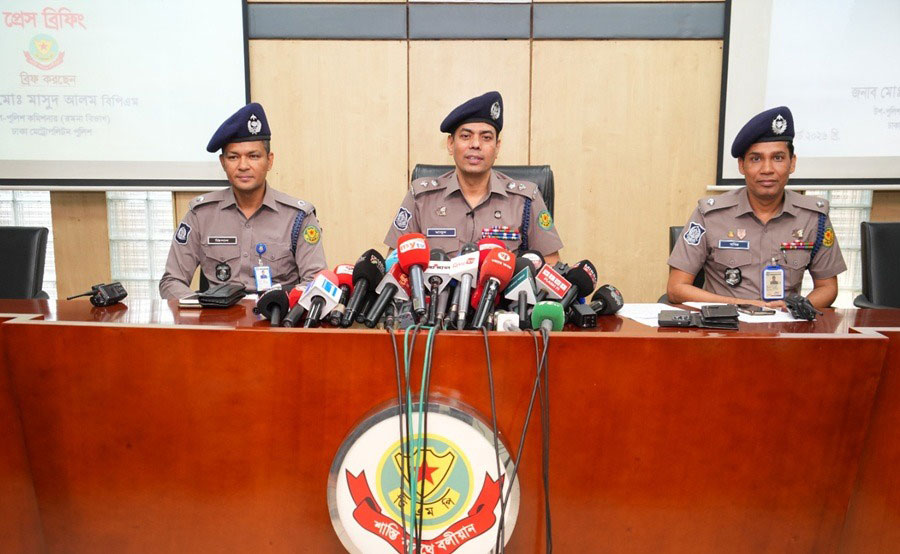 কেন্দ্রীয় শহীদ মিনারে কনটেন্ট ক্রিয়েটর রাকিব হত্যা: অস্ত্র-গুলিসহ গ্রেপ্তার ৫