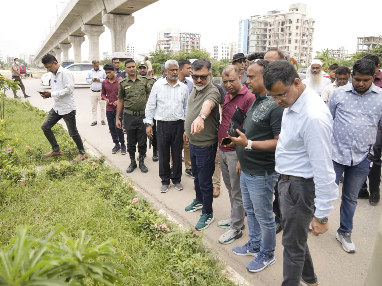 বিক্ষিপ্ত ময়লা-আবর্জনা দেখে ডিএনসিসি প্রশাসকের অসন্তোষ