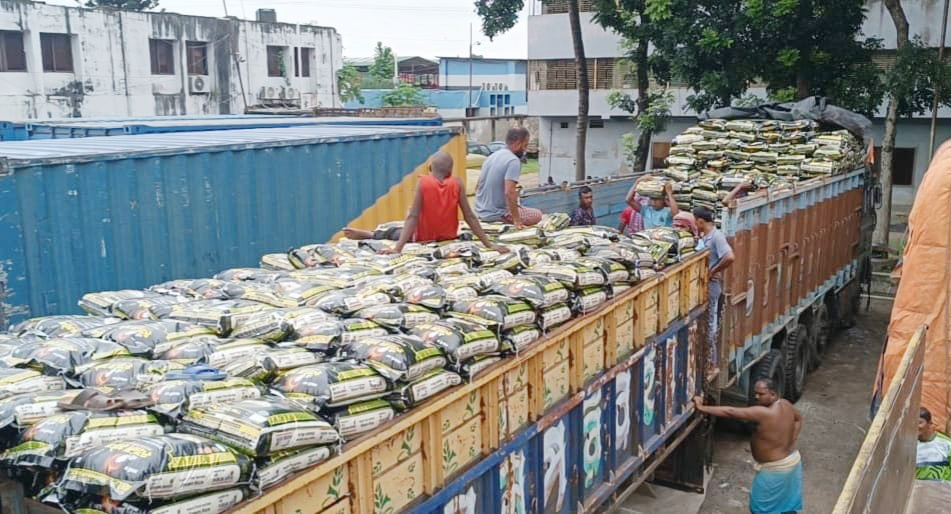 হিলি বন্দর দিয়ে শুল্কমুক্ত ৪৮ হাজার টন চাল আমদানি, কমছে দাম