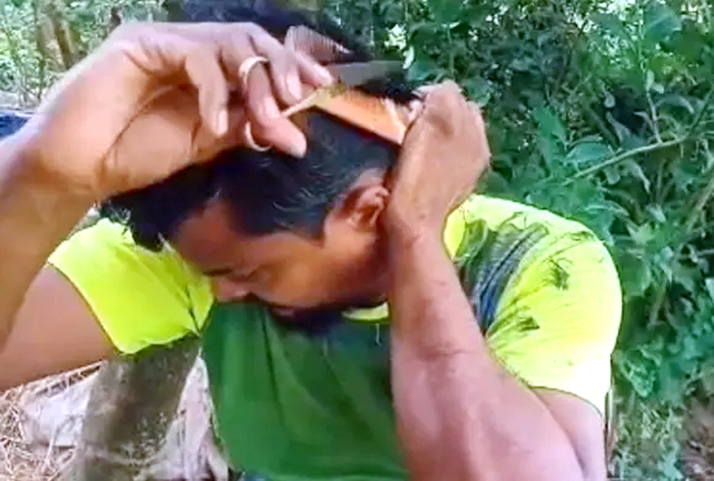 অপেক্ষার বিরক্তি থেকে শুরু, ১৭ বছর ধরে নিজের চুল নিজেই কাটেন মুজাহিদুল
