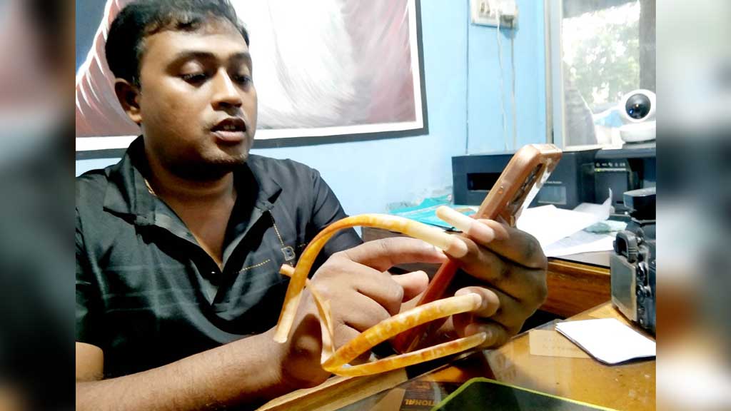 ৩৩ বছর নখ কাটেন না ফুলবাড়ীর অরুন