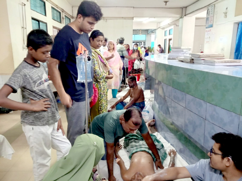 দিনাজপুরে সিলিন্ডারের গ্যাস বিস্ফোরণে নারী-শিশুসহ ৮ জন দগ্ধ