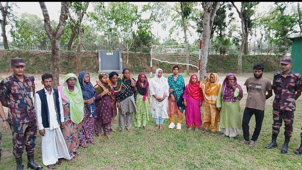 গভীর রাতে সীমান্তে ঠেলে দেয় বিএসএফ, বাংলাদেশে এসে আটক ১৩