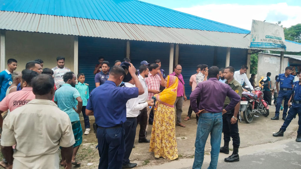 দিনাজপুরে ডিলারের গুদাম থেকে ৯২০ বস্তা সার জব্দ