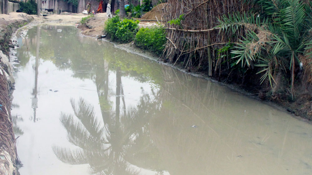 ফুলবাড়ীতে তিন মাস ধরে খোঁড়া রাস্তায় জলাবদ্ধতা, দুর্ভোগে ১০ গ্রামের মানুষ
