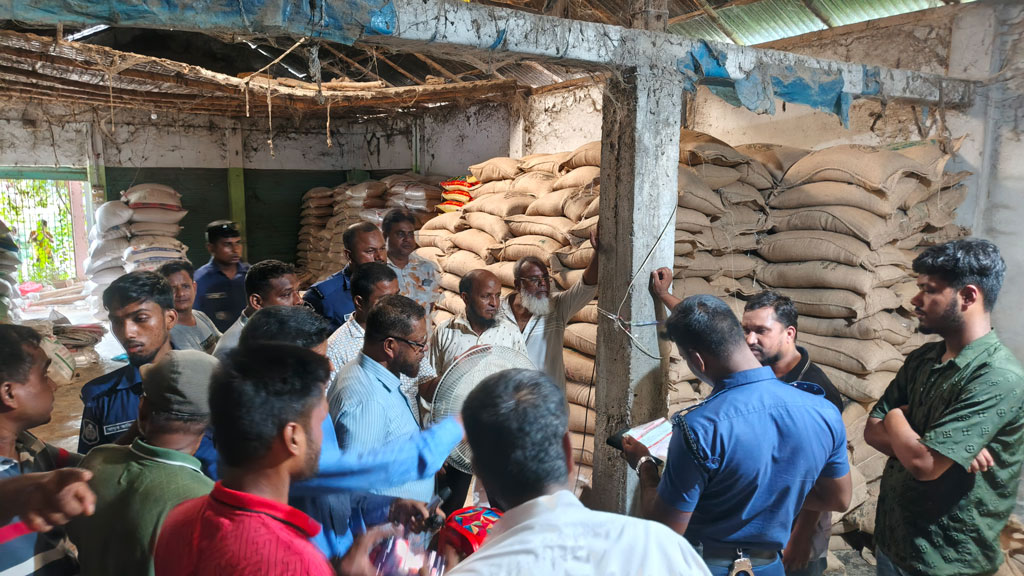 বীরগঞ্জে গোডাউন থেকে ১৬ মেট্রিক টন সরকারি চাল জব্দ