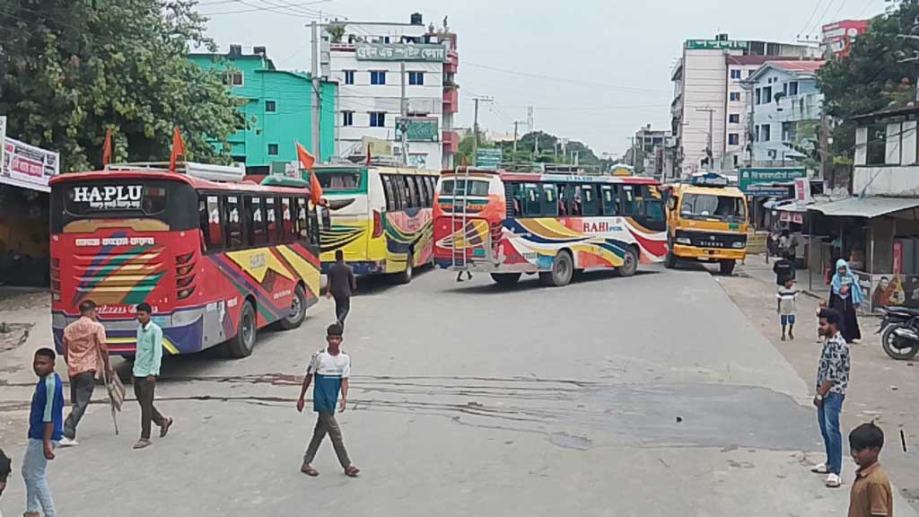 তিন দফা দাবি মেনে নেওয়ার আশ্বাসে শ্রমিকদের অবরোধ প্রত্যাহার