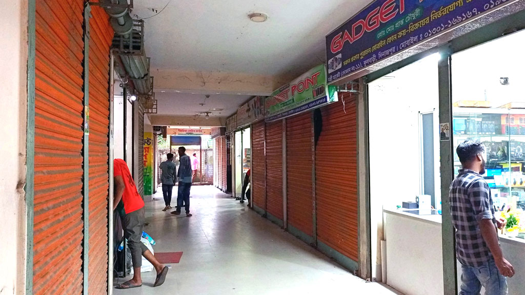 জৌলুশ হারিয়ে ক্রেতাশূন্য মন্ত্রী মার্কেট, দোকান ছেড়ে চলে যাচ্ছেন ব্যবসায়ীরা