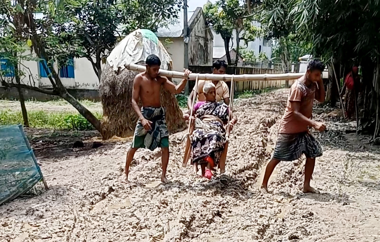 বাঁশে ঝুলানো চেয়ারে আহত মা, কাঁধে নিয়ে হাসপাতালে গেলেন ছেলেরা