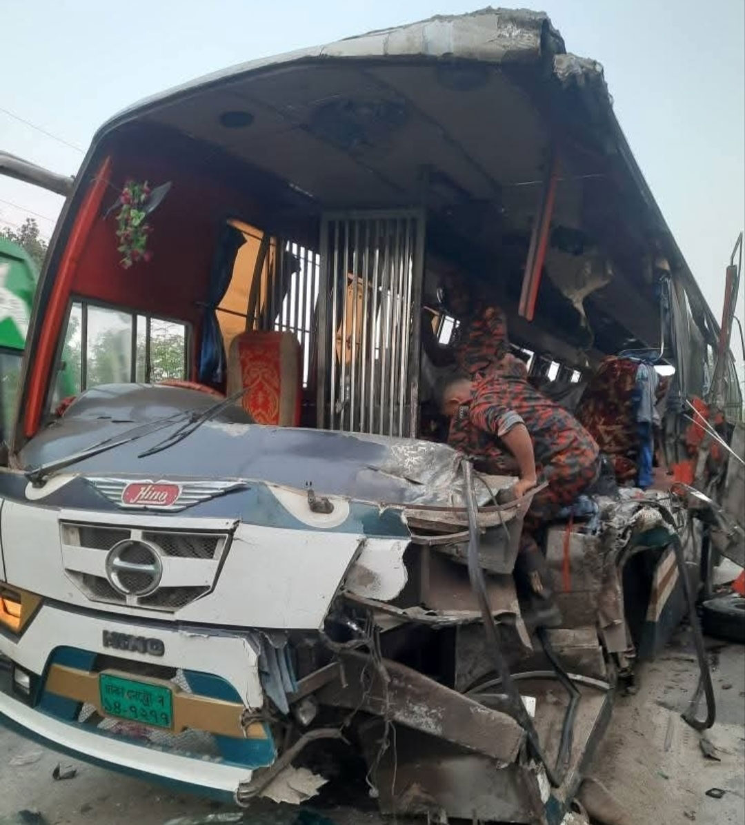 দাঁড়িয়ে থাকা বালুভর্তি ট্রাকে বাসের ধাক্কা, নিহত ৫