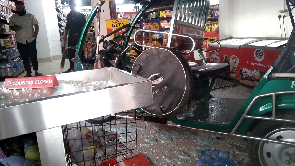 ফুলবাড়ীতে নিয়ন্ত্রণ হারিয়ে অটোরিকশা ঢুকে গেল শপিং কমপ্লেক্সে, আহত ২